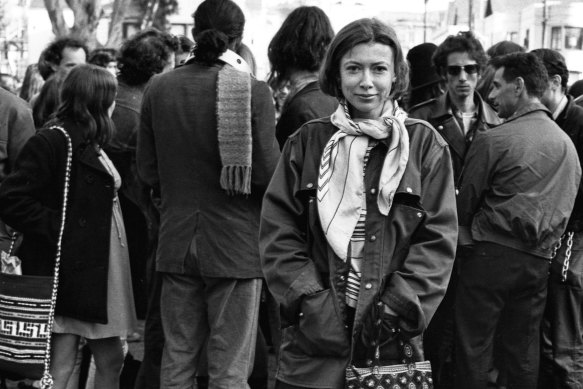 Joan Didion mingles with a crowd of hippies in San Francisco’s Golden Gate Park in 1967 while researching her essay <i>Slouching Towards Bethlehem.