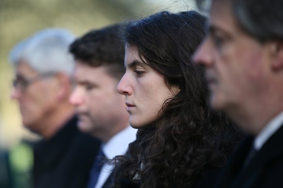 Schlossberg, o segundo a partir da direita, faz uma pausa para um momento de silêncio durante uma cerimônia no memorial de JFK na Inglaterra em 2013.