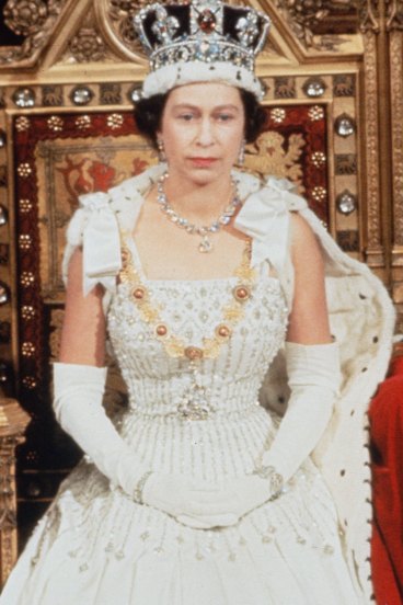 Princess Beatrice S Wedding Dress Was A Nod To The Queen