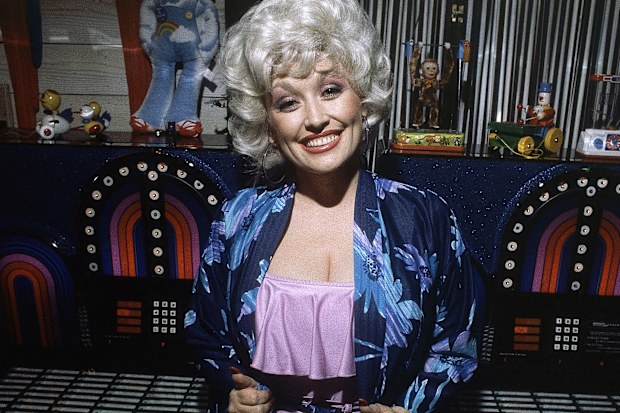 Dolly Parton, 1980'de 'Nine to Five' filminin prömiyerinin ardından bir partiye katıldı.