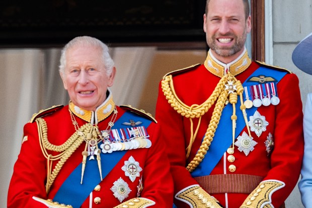 O Rei Carlos III e o Príncipe William, Príncipe de Gales assistem a um sobrevoo da RAF da varanda do Palácio de Buckingham durante Trooping The Color em 13 de junho de 2026