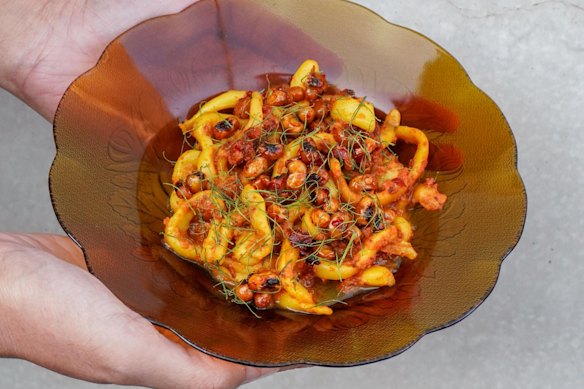 Starring squid braised in a sauce of garlic and sand ginger, the cumi suna cekuh is an essential order for seafood fans.