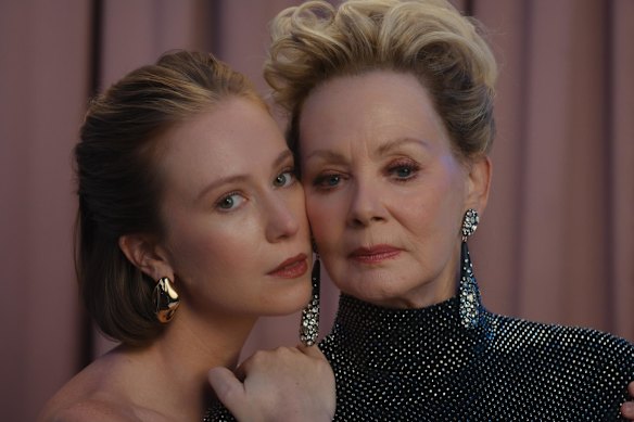 Hannah Einbinder as Ava Daniels and Jean Smart as Deborah Vance in Hacks.