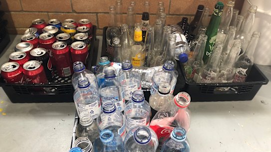 A maioria dos recipientes de alumínio, vidro, plástico e papelão para bebidas entre 150ml e 3 litros podem ser reciclados em troca de dinheiro.