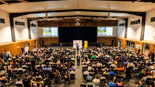 Entre 600 e 700 pessoas participam do leilão da Mansfield State High School três vezes por ano. 