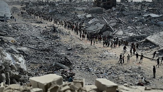 Palestinians return to the southern Gaza city of Khan Yunis.