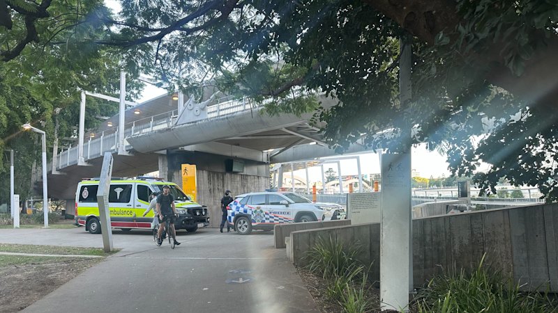 Major green bridge closed for police operation