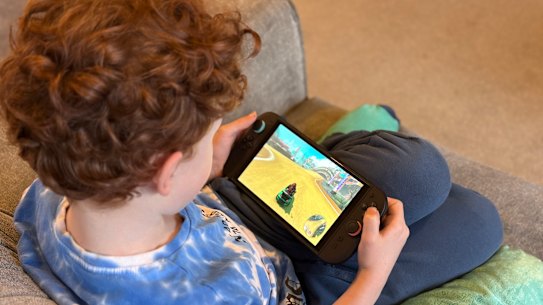  Icarus Biggs playing the Switch 2.