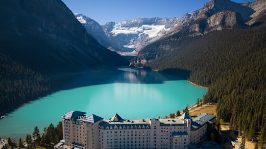 La belleza de las aguas del lago Louise es difícil de describir.