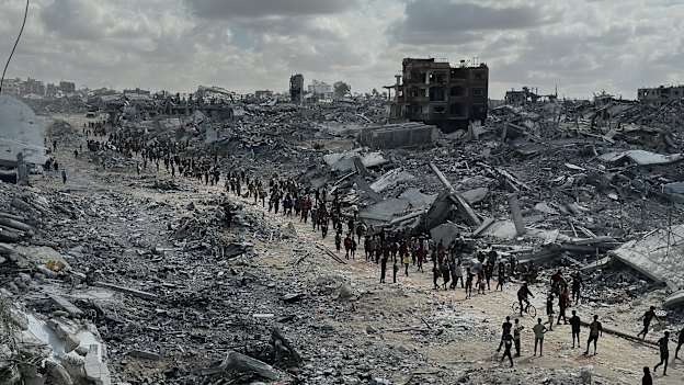 Palestinians return to the southern Gaza city of Khan Younis.