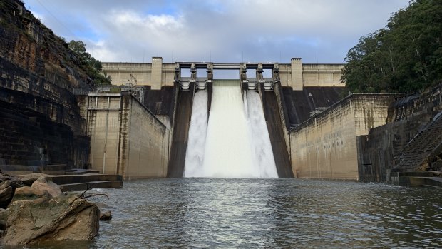 Warragamba Dam spills over as flash flooding warning issued for NSW South Coast