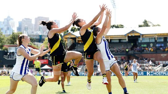 The Tigers’ Meagan Kiely attempts to mark the ball over Emma Kearney.
