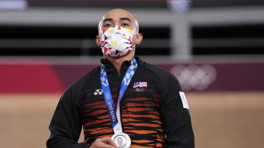 Azizulhasni Awang with his silver medal.