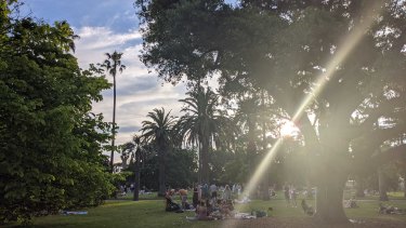 Thousands flock to St Kilda Beach, many maskless, as hot ...