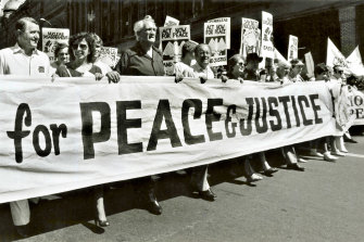 Neville Wran and Tom Uren (third from left) at a nuclear disarmament rally in Sydney in March 1986.