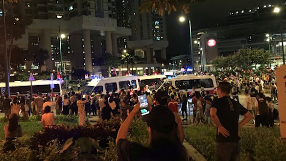 Hundreds of angry residents came down from apartments around the Tung Chung MTR to shout abuse at riot police. 