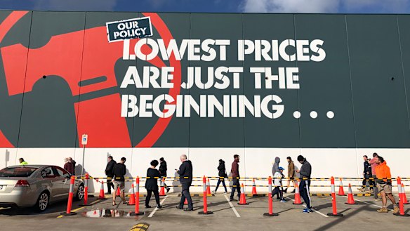 Bunnings will give its workers a thank you payment of up to $1000 for keeping its stores running during the coronavirus. 
