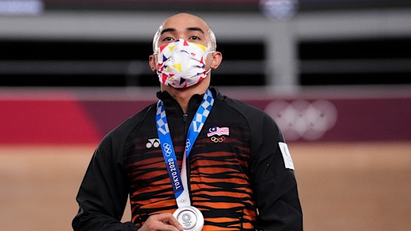 Azizulhasni Awang with his silver medal.