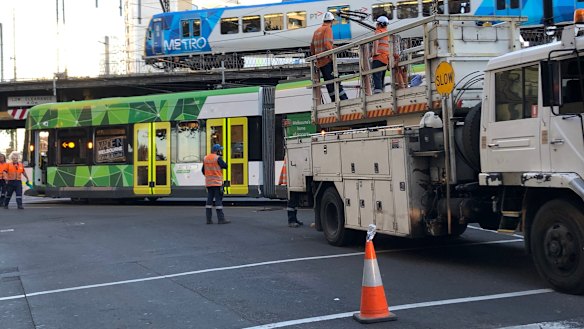 How do trams come off rails and why can it take hours to get them back?