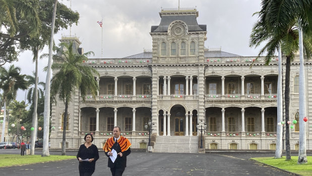 Paula Akana, left, executive director of ʻIolani Palace, and Hailama Farden, of Hale O Nā Aliʻi O Hawaiʻi, a royal Hawaiian society, announcing the death of Abigail Kinoiki Kekaulike Kawānanakoa at the age of 96.