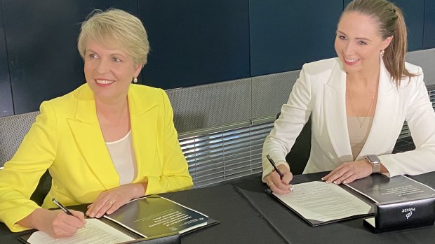 Plibersek (left) and Scanlon sign a Memorandum of Understanding to investigate the first of three bioregional plans to define no-go zones.
