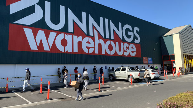 Wesfarmers, the parent company of Bunnings, Officeworks, Kmart and Target, has said it will continue to pay its permanent staff at its shut-down Melbourne stores for the duration of the six-week-long lockdown.
