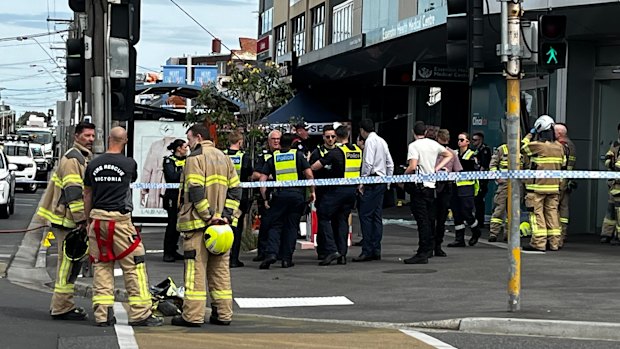 A polícia está investigando as circunstâncias de uma colisão fatal em Niddrie esta manhã.