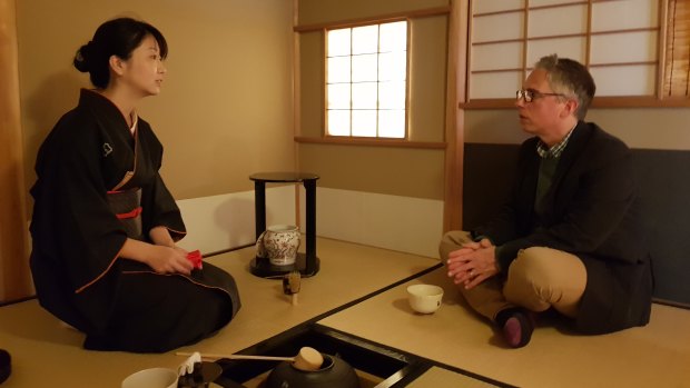 The reporter is guided through the tea ceremony or chanoyu in Kyoto.
