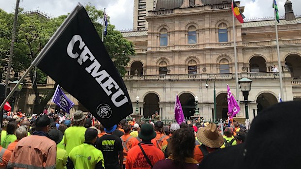 El CFMEU protesta frente al parlamento.