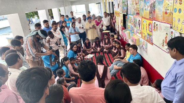 प्याट कमिन्स लखनउको एक विद्यालयमा भीड तान्नुहुन्छ।