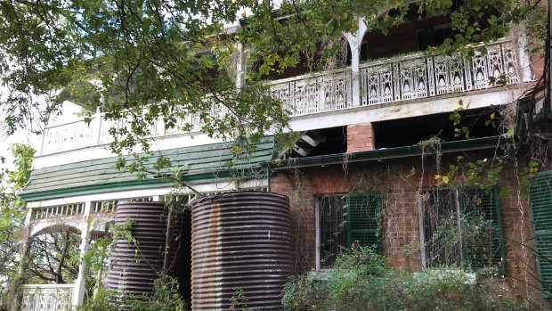 Lamb House at Kangaroo Point showing two old water tanks and gorgeous verandah timberwork remaining.
