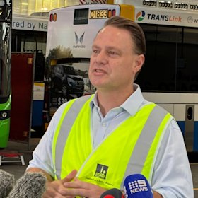 Adrian Schrinner anuncia a implantação da barreira de proteção na rodoviária de Toowong na quinta-feira. 