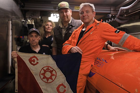 Russ Matthews (a sinistra) insieme ad altri membri della squadra che ha scoperto i rottami del volo Pam Am.