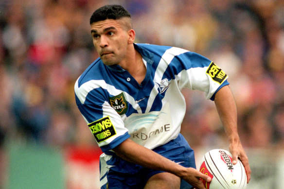 Rod Silva in action for the Bulldogs during the 1998 NRL Final Series.