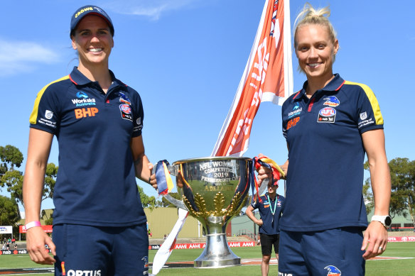 Erin Phillips (right) with Chelsea Randall and the 2019 premiership cup at the start of the AFLW season.