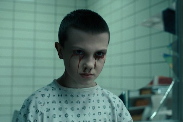 Young Eleven (Martie Blair) em uma cena de flashback em que ela parece ser responsável pela morte de seus colegas ratos de laboratório.  