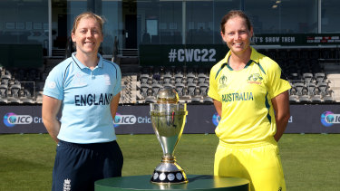 England captain Heather Knight (left) and Australia skipper Meg Lanning pose with the Women’s World Cup.