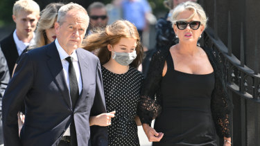 L'ex leader dell'opposizione Bill Shorten, sua moglie Chloe Shorten e la figlia Clementine arrivano al funerale del senatore Kimberly Kitchening.