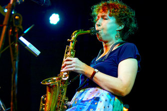 Ally saxofonista e líder de banda Gai Bryant.