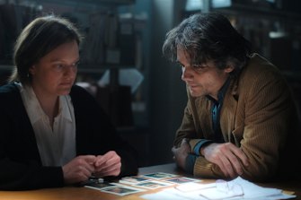 Elisabeth Moss and Wagner Moura in Shining Girls.
