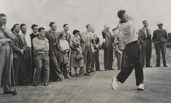 Thomson defends his British Open title at St Andrews in 1955.