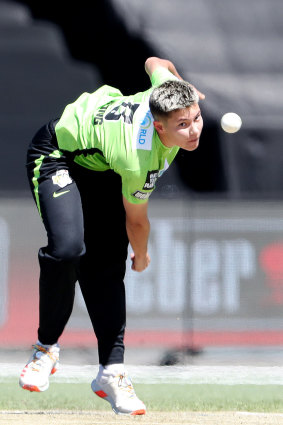 Issy Wong bowling for the Sydney Thunder.