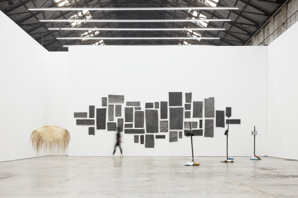 Installations on display at Carriageworks, left to right: Susan Balbunga’s Bamugora, 2023;
Naminapu Maymuru-White’s Milŋiyawuy – Celestial River, 2023; Katie West’s The women plucked the star pickets from the ground and
turned them into wana (digging sticks), 2023.