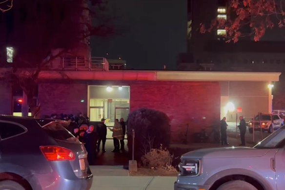 Funzionari delle forze dell'ordine si riuniscono fuori dal campus della Brown University a Providence.