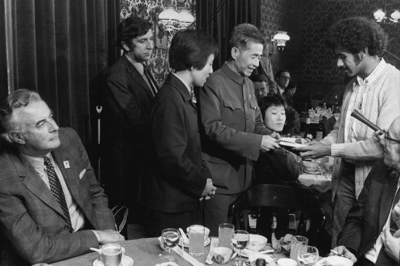 The Chinese table tennis team meets with Gough Whitlam.