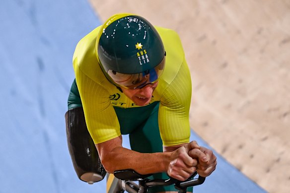 Darren Hicks won silver in the men’s C2 3000m individual pursuit. 