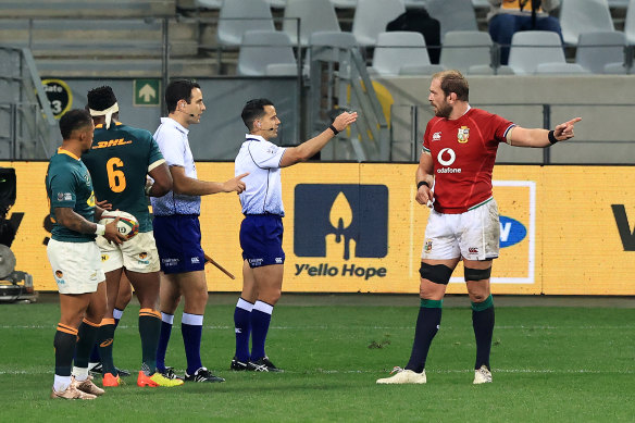 Nic Berry talks with Lions captain Alun Wyn Jones, with Boks skipper Siya Kolisi (6) watching on.