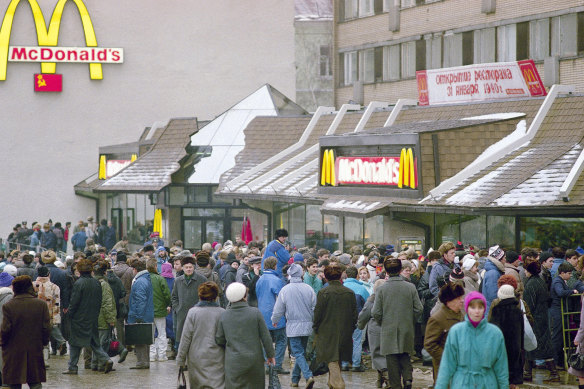 Hundreds of Soviets and almost as many correspondents crowded around the first McDonald’s in the Soviet Union on its opening day in Moscow on Wednesday, January 31, 1990. 