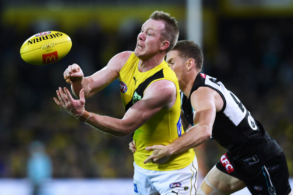 Jack Riewoldt gets a handball away.