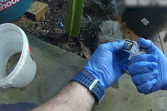 A arma supostamente encontrada por policiais no West End. 